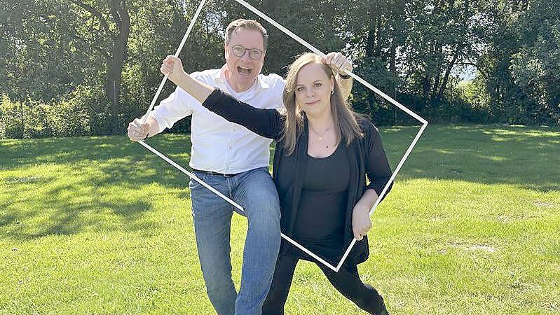 Ulrike Grensemann und Lars Reckermann führen durch die erste Pecha-Kucha-Nacht in Leer.