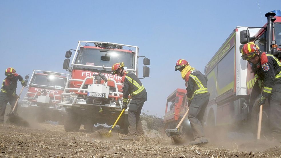 Neben Kollegen aus anderen europäischen Ländern waren auch 67 Feuerwehrleute mit ihren Fahrzeugen aus Niedersachsen und Nordrhein-Westfalen in Spanien im Einsatz. Nach gut einer Woche traten sie die Rückreise an. (Archivbild) Foto: Sven Käuler/dpa