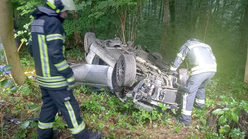 Demolierte Fahrzeuge, eingeklemmte Personen: Einsatzkräfte sind hohen Belastungen ausgesetzt, wie hier bei einem tödlichen Verkehrsunfall in Hildesheim. Foto: dpa/Feuerwehr Hildesheim