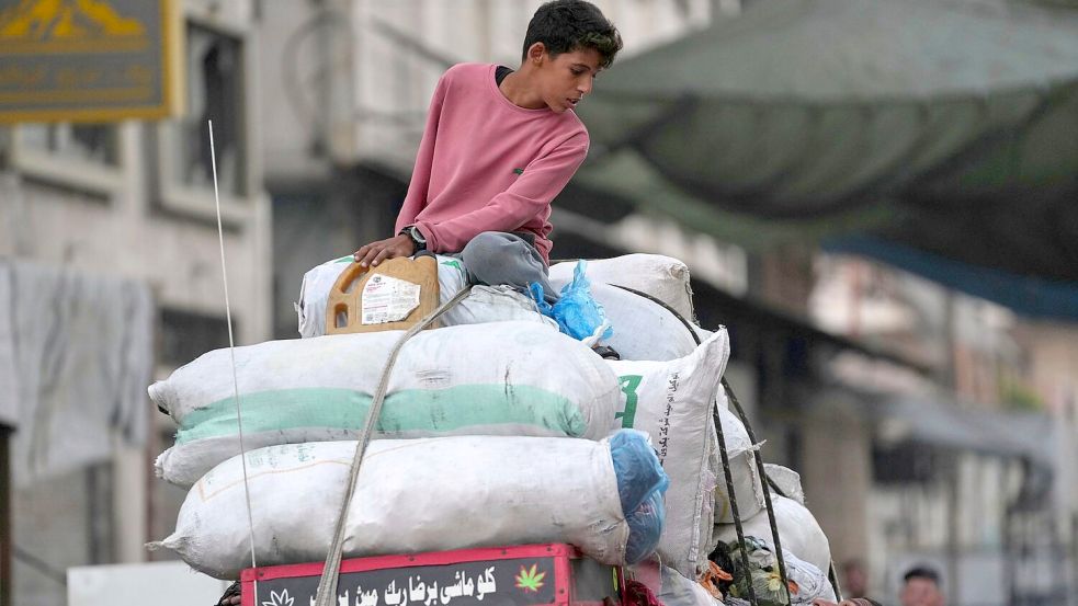 Laut Israels Armee laufen die Vorbereitungen für die Umquartierung der Anwohner der Stadt Gaza in den Süden des Gazastreifens. Foto: Jehad Alshrafi/AP/dpa