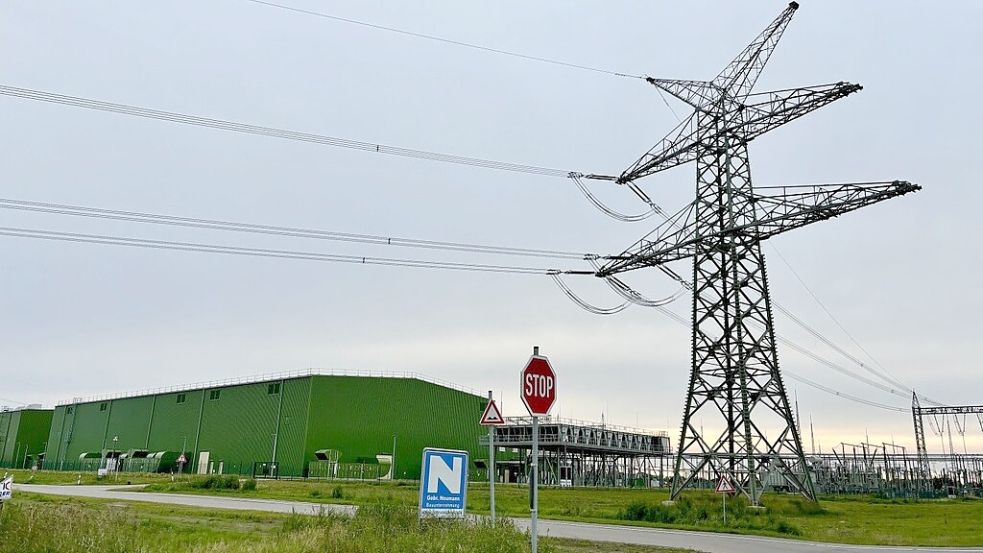 Im Borssumer Hammrich in Emden hat Tennet drei Konverterstationen errichtet. Freileitungen führen durch die Landschaft. Jetzt sollen es noch mehr werden. Das Foto ist im Juni 2024 entstanden. Foto: Mona Hanssen/Archiv