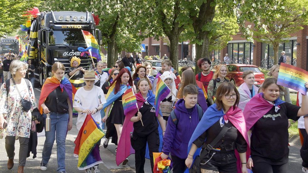 Der Umzug des CSD Aurich 2023. Foto: Archiv/Holger Janssen