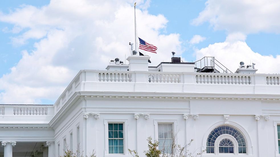 Die Flagge am Weißen Haus ist auf halbmast gesenkt. Foto: Jacquelyn Martin/AP/dpa