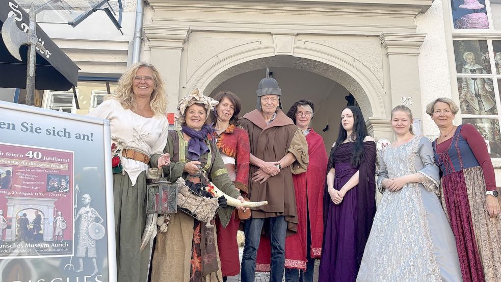 Das Team des Historischen Museums Aurich ist bereit für den Mittelaltermarkt. Foto: Mieke Matthes