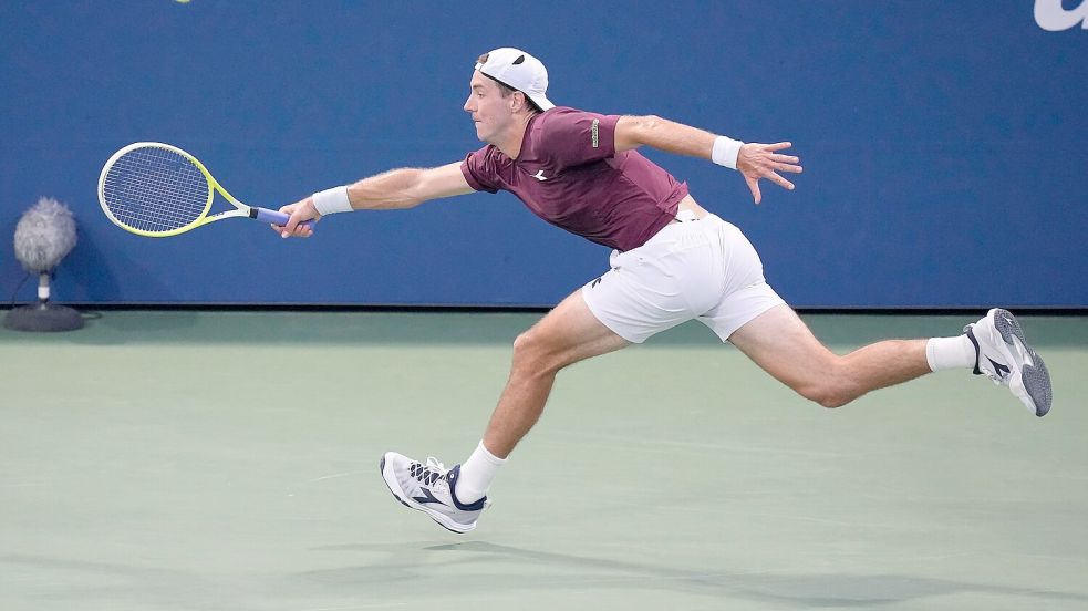 Jan-Lennard Struff überrascht bei den US Open mit einem Sieg gegen Holger Rune. Foto: Frank Franklin/AP/dpa