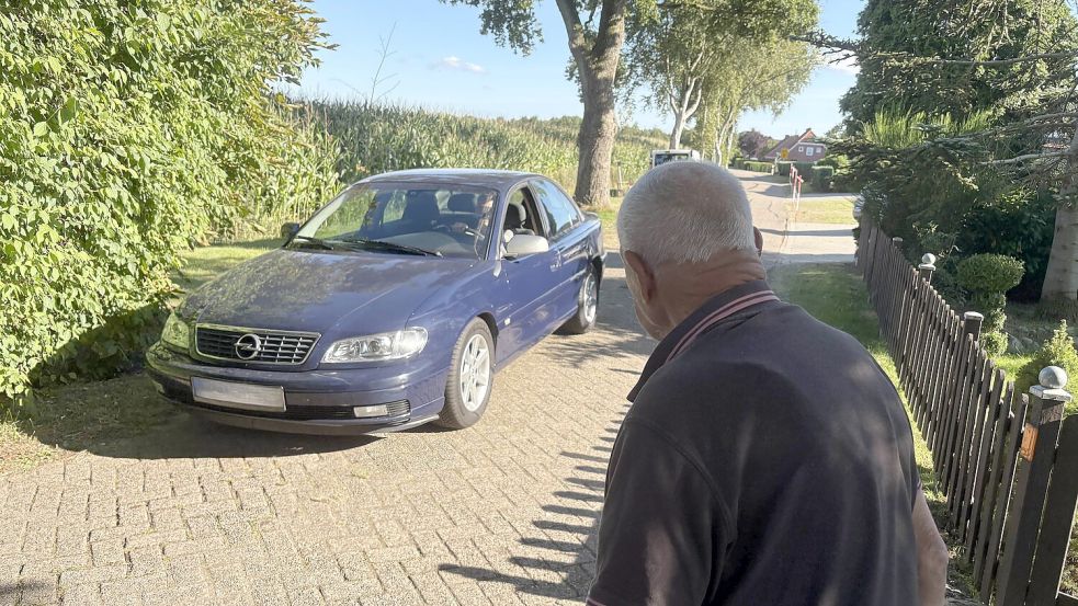 Dieses Auto fährt während des Gesprächs durch den Hollsandweg. Laut Kennzeichen ist es kein Leeraner. Foto: Lars Löschen