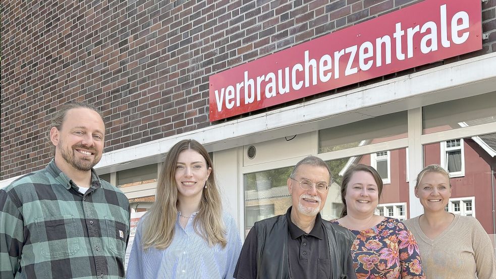 Das Team der Verbraucherzentrale Aurich: Bastian Wehr, Catrin Gerken, Holger Glaus, Mareke Eilers und Anika Barkhoff (von links) Foto: Mieke Matthes