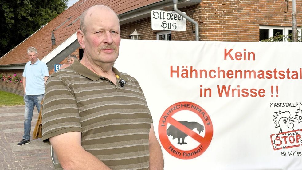 Sollte der Stall für die Aufzucht von Masthähnchen in Wrisse wie geplant gebaut werden, hätte das für Volker Knickelmann dramatische Folgen. Der unmittelbare Nachbar hat vor kurzem ein neues Herz bekommen – die Keime sind für ihn gefährlich. Foto: Nicole Böning