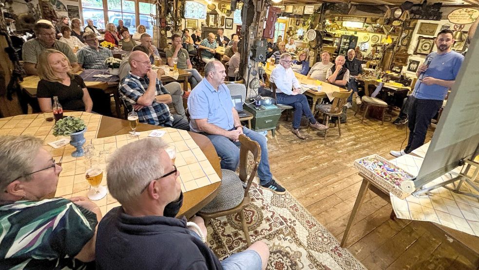 Die Bürgerinitiative „Kein Maststall in Wrisse“ lud am 26. August zu einer Infoveranstaltung mit Landrat Olaf Meinen ins "Oll Reef Hus". Foto: Nicole Böning