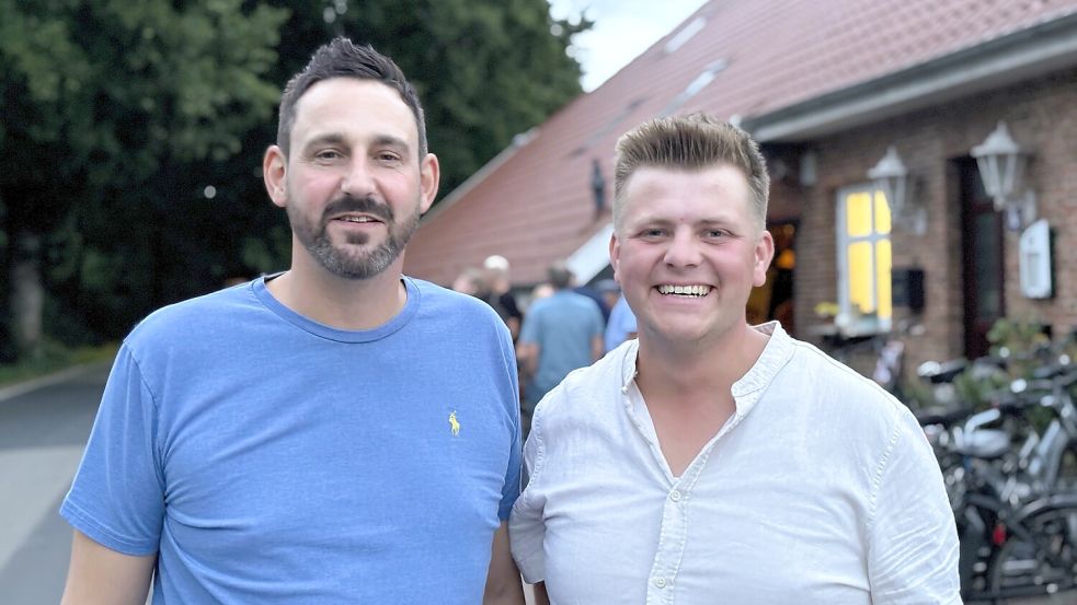 Als Sprecher der Bürgerinitiative Wrisse traten Heiko Onnen (von links) und Marc Heuermann vor das Publikum im "Oll Reef Hus". Foto: Nicole Böning