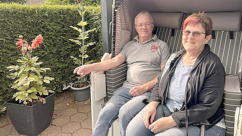 Horst Foltinek und Beate Papst verkauften vor knapp sechs Jahren ihr Haus im Ruhrgebiet und wagten einen Neuanfang in der Krummhörn. Foto: Stephanie Tomé