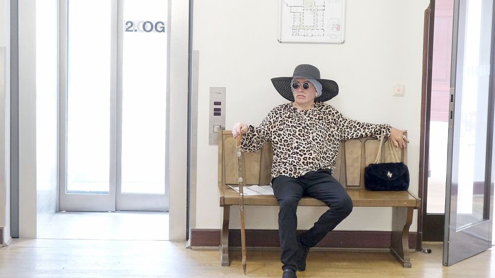 Marla-Svenja Liebich, bekannte Rechtsextremistin, wartet vor einem Saal des Landgerichts in Halle. Foto: dpa/Sebastian Willnow