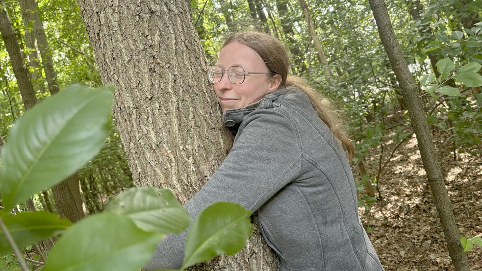 Volontärin Jasmin Oltmanns probiert sich am Waldbaden. Einiges fällt ihr schwer, aber manches überrascht sie auch. Foto: Pia Pentzlin