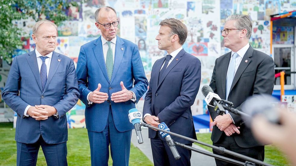 Hier noch auf einem Gipfel, bald gemeinsam am Mittelmeer: Bundeskanzler Friedrich Merz (CDU) und Frankreichs Staatspräsident Emmanuel Macron. Foto: dpa/Kay Nietfeld