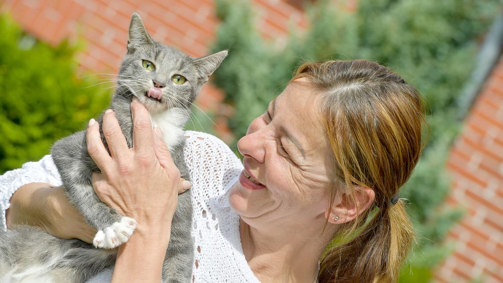 Inzwischen lässt Tanja Halft ihre Katze Lena auch wieder nach draußen. Foto: Klaus Ortgies
