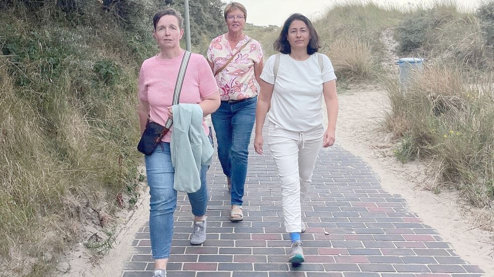 Filiz Polat (rechts) bereiste Borkum im Rahmen ihrer Sommertour und traf dabei unter anderem Nicola Saul (links) und Meta Janssen-Kucz vom Borkumer Grünen-Ortsverband. Foto: Büro Polat