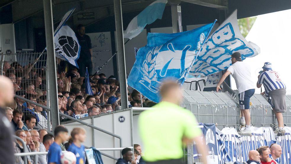 Auch die Kickers-Fans aus „Block 5“ warten nun auf einen neuen Termin für die Partie gegen Hannover 96 II. Foto: Jens Doden/Emden
