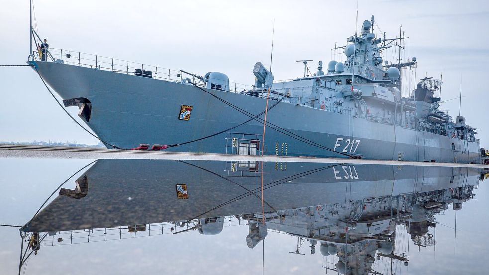 Die Fregatte „Bayern“ vor dem Auslaufen auf die Ostsee. Foto: Jens Büttner/dpa
