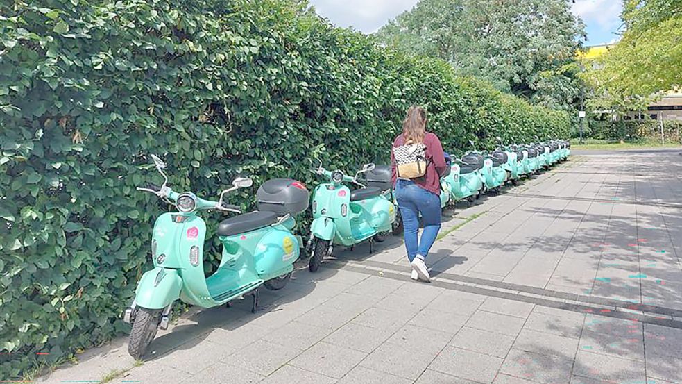 Hier gestartet: die Flotte der E-Roller am Bahnhof. Foto: Mona Hanssen/Archiv