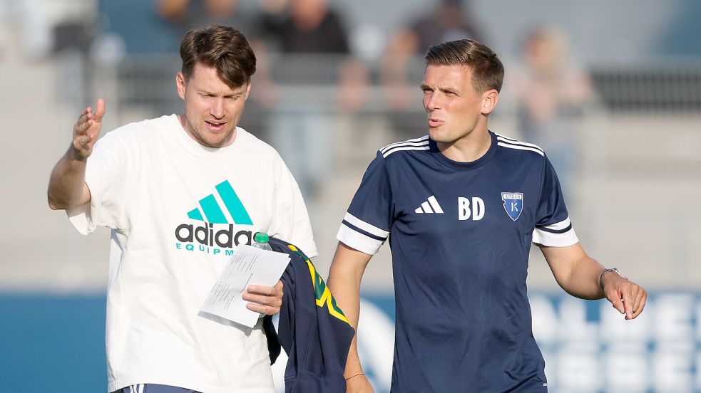 Henning Rießelmann (links) diskutierte vor der Partie gegen Schöningen mit Co-Trainer Bastian Dassel. Fotos: Doden/Emden