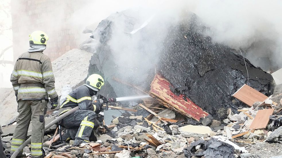 Auch in dieser Nacht wurden Tote und Verletzte gemeldet. Foto: Efrem Lukatsky/AP/dpa