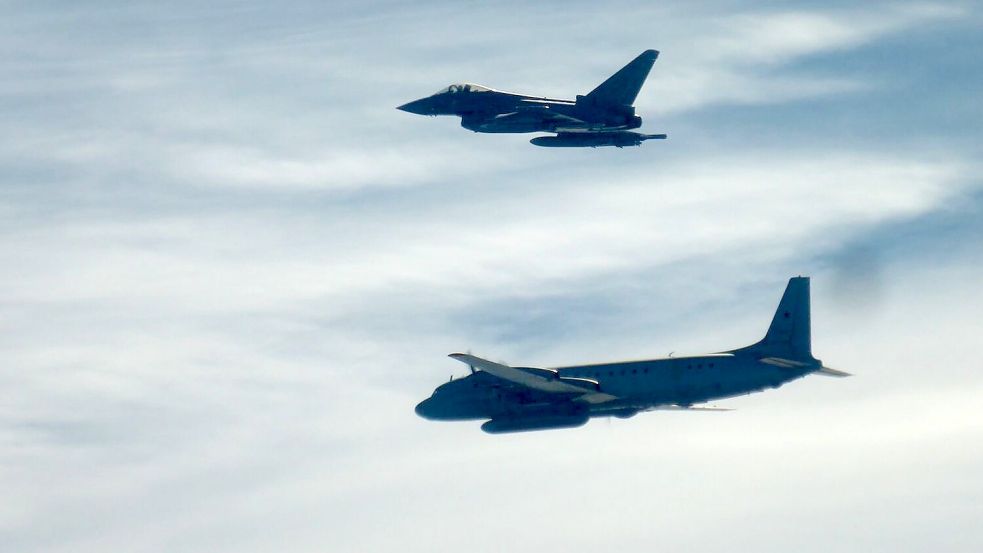 Luftbegleitung: Zwei Eurofighter begleiten ein russisches Aufklärungsflugzeug (im Vordergrund) über der Ostsee. Das Bild wurde vom zweiten Eurofighter aus gemacht. Foto: Luftwaffe
