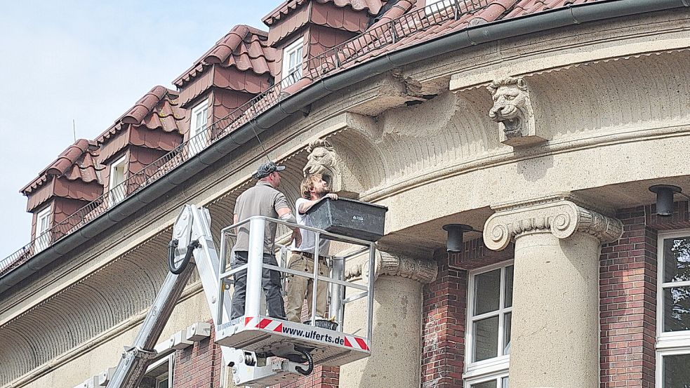 Mitarbeiter einer Spezialfirma haben sich die betroffene Stelle angeschaut. Foto: Bodo Wolters