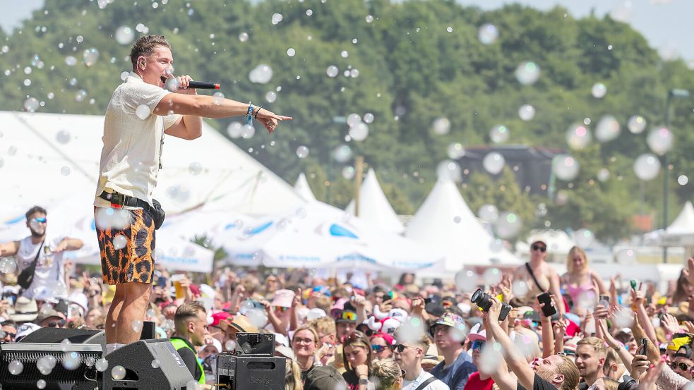 Calvin Kleinen wird am Sonnabend in Tannenhausen für Stimmung sorgen. Das Foto zeigt ihn bei einem Auftritt beim Festival „Inselfieber“ in Oberhausen. Foto: Christoph Reichwein/DPA