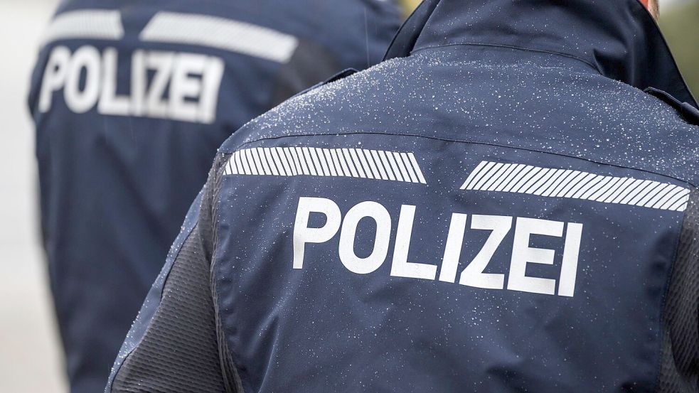 Die Polizei Bremen hat am Mittwochabend wieder umfangreich im Bahnhofsquartier und im Viertel kontrolliert. Dabei wurde einem 39-Jährigen der Kauf von Kokain vermasselt. Foto: Robert Michael/dpa