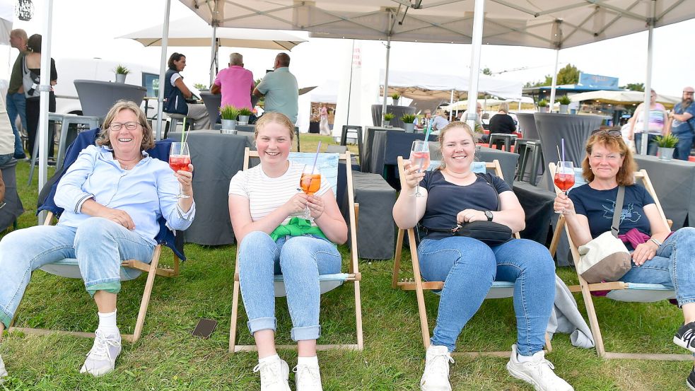 Prost! Das dritte Greetsieler Weinfest wurde am 27. August eröffnet. Noch das ganze Wochenende über kann man am Hafen Weine und andere Spezialitäten probieren. Foto: Heinz Wagenaar