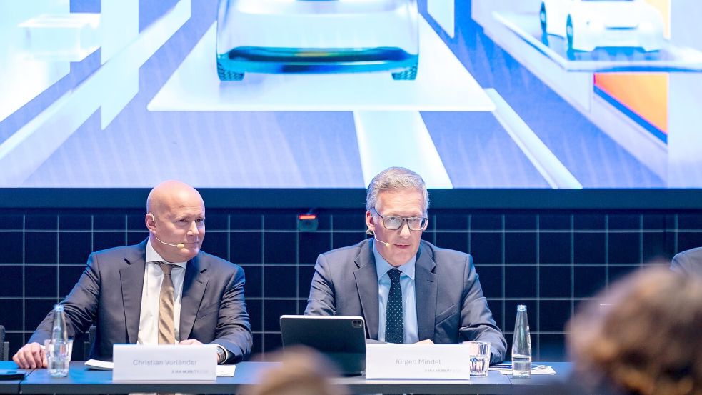 VDA-Geschäftsführer Jürgen Mindel (rechts) und der Rechtsanwalt Christian Vorländer (links) als Vertreter der Messe MÜnchen präsentieren das Konzept der bevorstehenden Automesse IAA. Die bedrängten deutschen Hersteller wollen ein „Signal der Zuversicht“ senden. Foto: Lennart Preiss/dpa