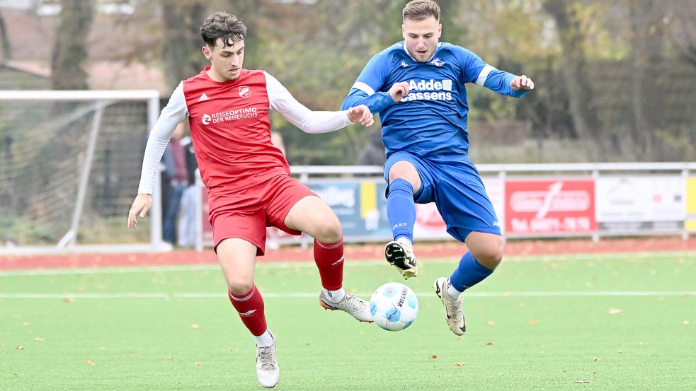 Til Rehnen (links) spielt erst seine zweite Herren-Saison, ist aber schon Ihrhove-Kapitän. Archivfoto: Jens Doden/Blomberg