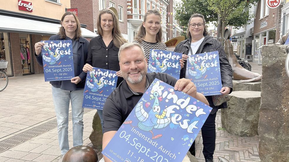 Freuen sich auf das 32. Kinderfest (von links): Claudia Endelmann (Stadtmarketing), Daniela Schuster (KV), Sandra Pfeiffer-Fecht (Stadtmarketing), Ute Meinert (Sparkasse Aurich-Norden) und Udo Hippen (KV). Foto: Mieke Matthes