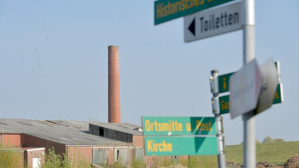 Der markante Schornstein der ehemaligen Ziegelei wird wohl abgerissen. Foto: Klaus Ortgies/Archiv