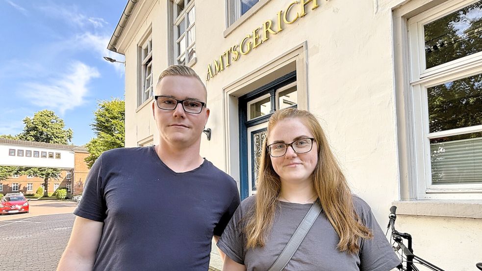 Marcel Schnau und Lena Kruse vor dem Amtsgericht in Aurich. Hier soll unter anderem geklärt werden, ob ihre Mietminderung rechtlich war. Foto: Nicole Böning