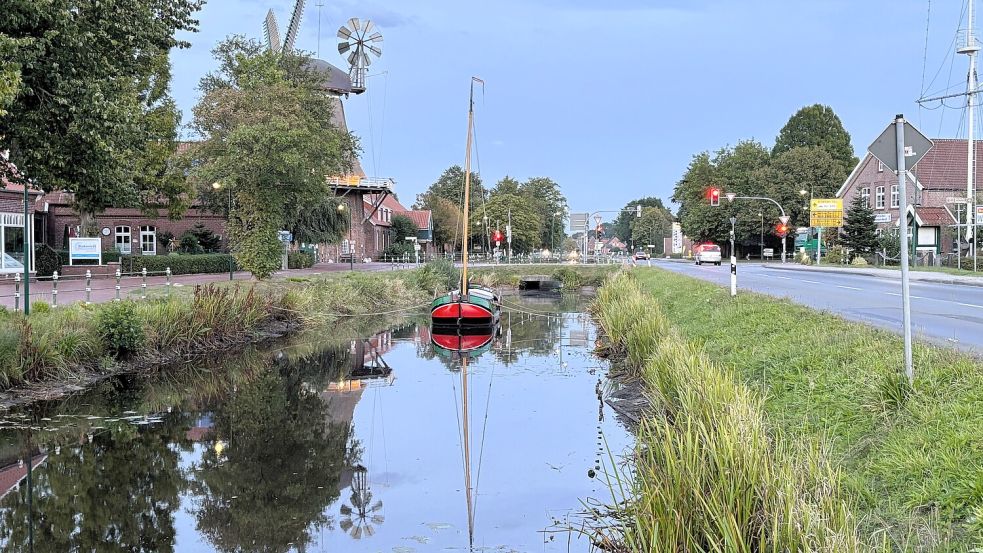 Schon am Mittwochabend hatte die Segel-Tjalk auf dem Großefehnkanal in Ostgroßefehn wieder ordentlich Wasser unter dem Kiel. Foto: Nicole Böning