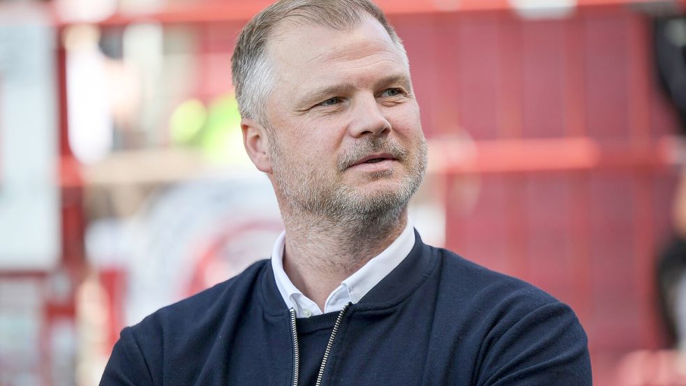 Lässt Nick Woltemade nun doch noch ziehen: VfB-Sporvorstand Fabian Wohlgemuth. (Archivbild) Foto: Christian Charisius/dpa