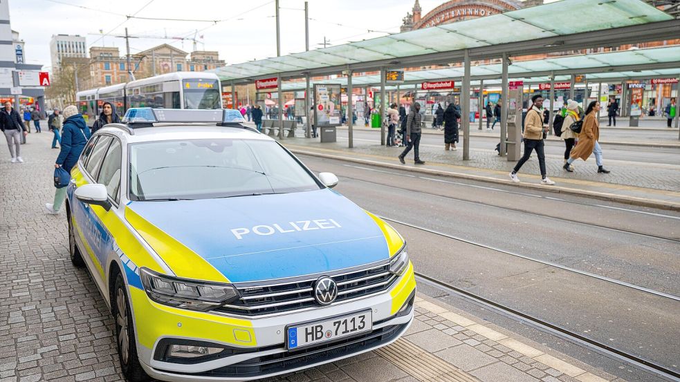 Die Polizei Bremen begleitet am Wochenende mehrere Veranstaltungen im Stadtgebiet und weist darauf hin, dass es zu Beeinträchtigungen im Straßenverkehr kommen wird. Foto: Sina Schuldt/dpa