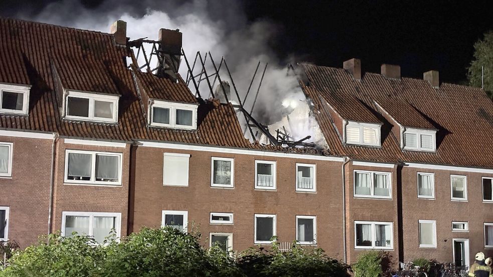 Die Feuerwehr rückte in Leer zu einem Brand in einem Mehrfamilienhaus aus. Foto: Jonas Bothe