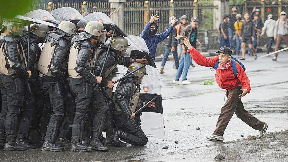 Die Bürger sind wütend über das Luxusleben der Politiker. Foto: Achmad Ibrahim/AP/dpa