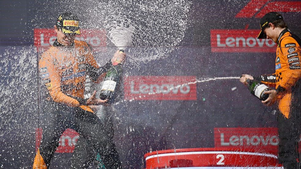 Der WM-Kampf wird zwischen Lando Norris (links) und Oscar Piastri entschieden. (Archivbild) Foto: Denes Erdos/AP/dpa