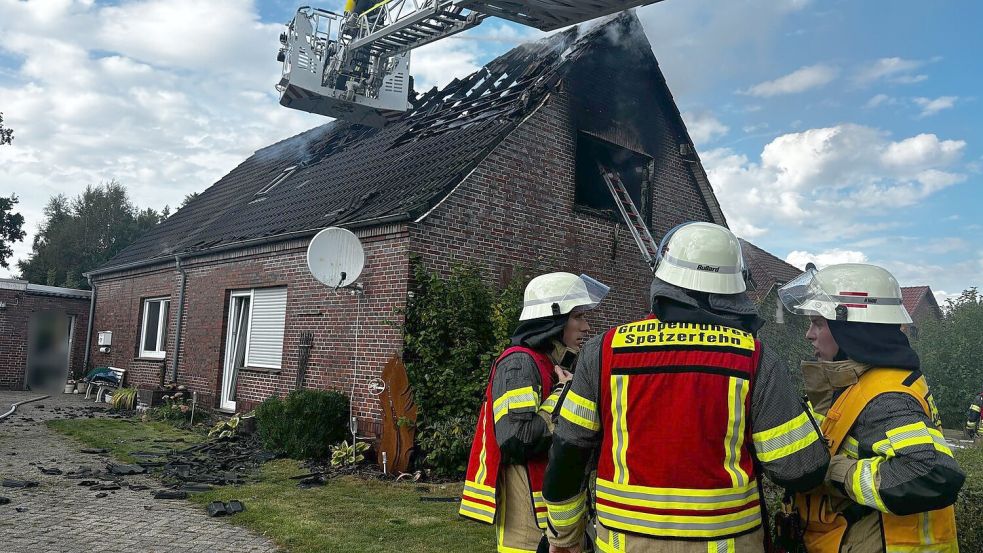 Die Drehleiter war bei der Brandbekämpfung in Spetzerfehn im Einsatz. Foto: Gemeindepressesprecher Großefehn