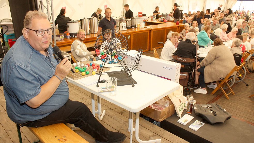 Bingobär Michael Thürnau begeisterte die Gäste beim Hafenfest-Bingo. Doch es gab Kritik an der Organisation der Veranstaltung. Fotos: Hans Passmann