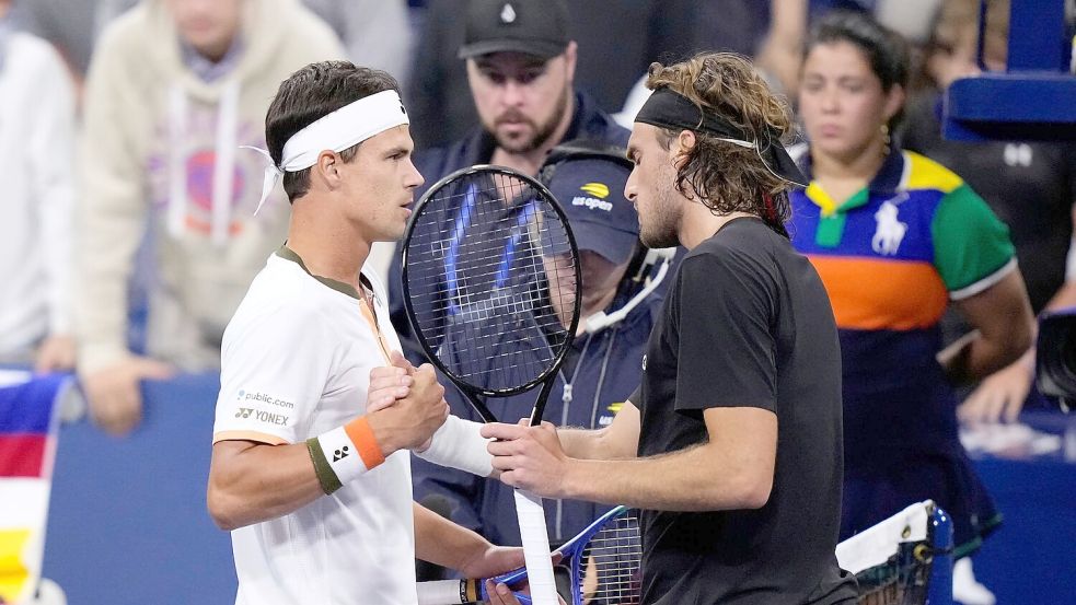 Daniel Altmaier (l) besiegte in New York den Griechen Stefanos Tsitsipas. Bei der Begegnung am Netz ärgerte sich Tsitsipas. Foto: Frank Franklin II/AP/dpa