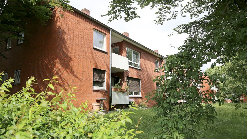 Die Sozialwohnungen an der Marktstraße in Wiesmoor gehören dem Wohnungsunternehmen LEG in Düsseldorf. Sie wurden in den 60er Jahren von der „Neuen Heimat“ gebaut und dienten früher als Soldatenwohnungen. Foto: Nicole Böning/Archiv