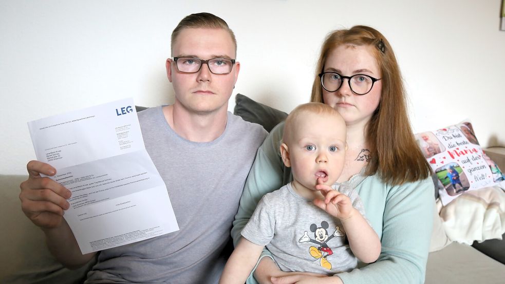 Marcel Schnau, Sohn Lio und Lena Kruse im Juni 2024 in der Wohnung in der Marktstraße. Dort waren die Außenwände voller Schimmel. Foto: Nicole Böning/Archiv