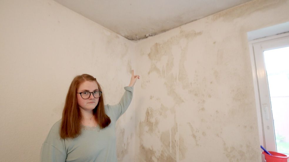 Lena Kruse zeigt im Juni 2024 den Schimmel im Schlafzimmer. Bis auf das Kinderzimmer waren damals alle Räume betroffen. Foto: Nicole Böning/Archiv