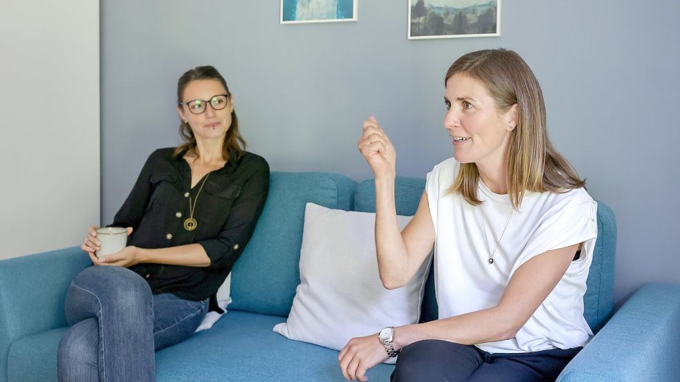 Die Osnabrückerinnen Sarah Westermann (links) und Julia De Juan haben sich mit „Genau!“ UG selbstständig gemacht und erarbeiten Gewaltschutzkonzepte mit Kitas, Schulen, Pflege- und Behinderteneinrichtungen. Foto: Jörn Martens
