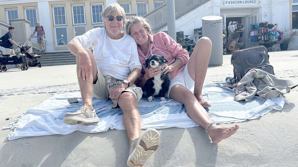 Fühlen sich auf Borkum pudelwohl: Karl-Heinz und Iris Dach sowie Hündin Maggie. Foto: Beve Loose