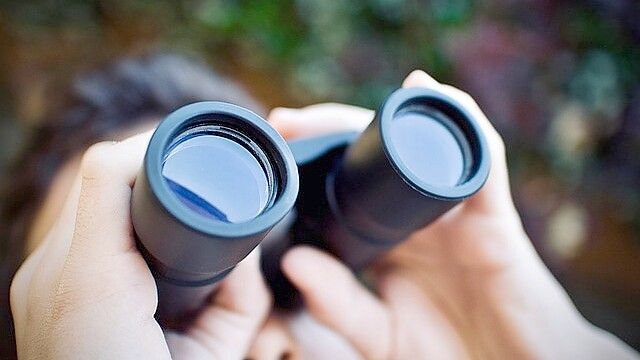 Unter anderem soll der Angeklagte seine Ex-Partnerin durch ein Fernglas beobachtet haben. Symbolfoto: pixabay